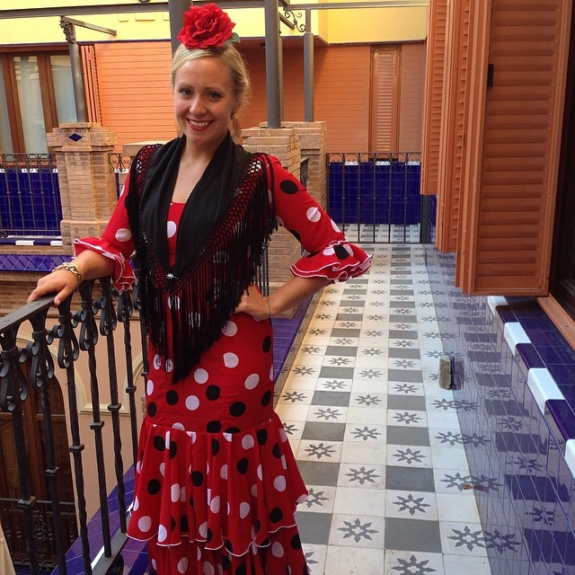 El vestido en la celebración de la Feria de Abril es muy importante, ¡y combinar el hermoso tocado con los estampados y colores de tu vestido es toda una ciencia!