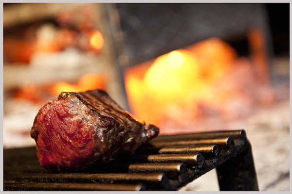 En el elegante Al Ceppo podrá disfrutar de excelentes carnes cocinadas directamente en la parrilla de leña del comedor. ¡Ahora ESTO es donde comen los lugareños en Roma!
