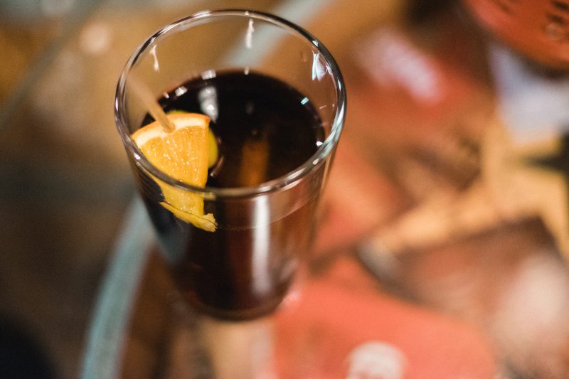 Disfruta del mejor vermut en este increíble lugar. Si buscas un sitio donde comer en el Born, ¡también puedes tomar algo mientras comes!