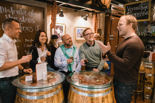 Nuestro encantador guía Fintan explicando el mundo del vino español en nuestro tour de tapas y cata de vinos por la tarde. Una de las mejores formas de hacer catas de vino en Barcelona.