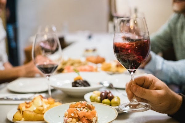 Nos encanta la carta de vinos y comida deliciosa de Mirador de Ulía, uno de los restaurantes más románticos de San Sebastián.