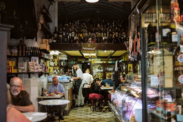 Dentro de la Xarcuteria La Pineda en Barcelona