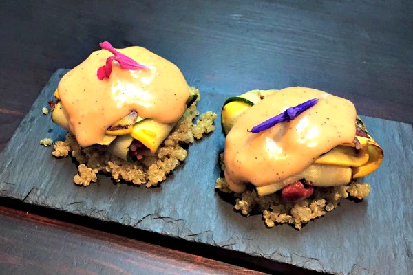 La Bartola tiene muchos platos geniales, ¡y el ravioli de calabacín relleno con ragú de verduras de quinoa y salsa bechamel es uno de los mejores! ¡Perfecto si no sabes dónde comer en Sevilla!