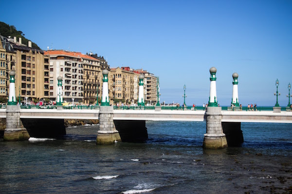 ¡Algunas olas en la playa de Zurriola son una de nuestras formas favoritas de salir de los caminos trillados en San Sebastián!
