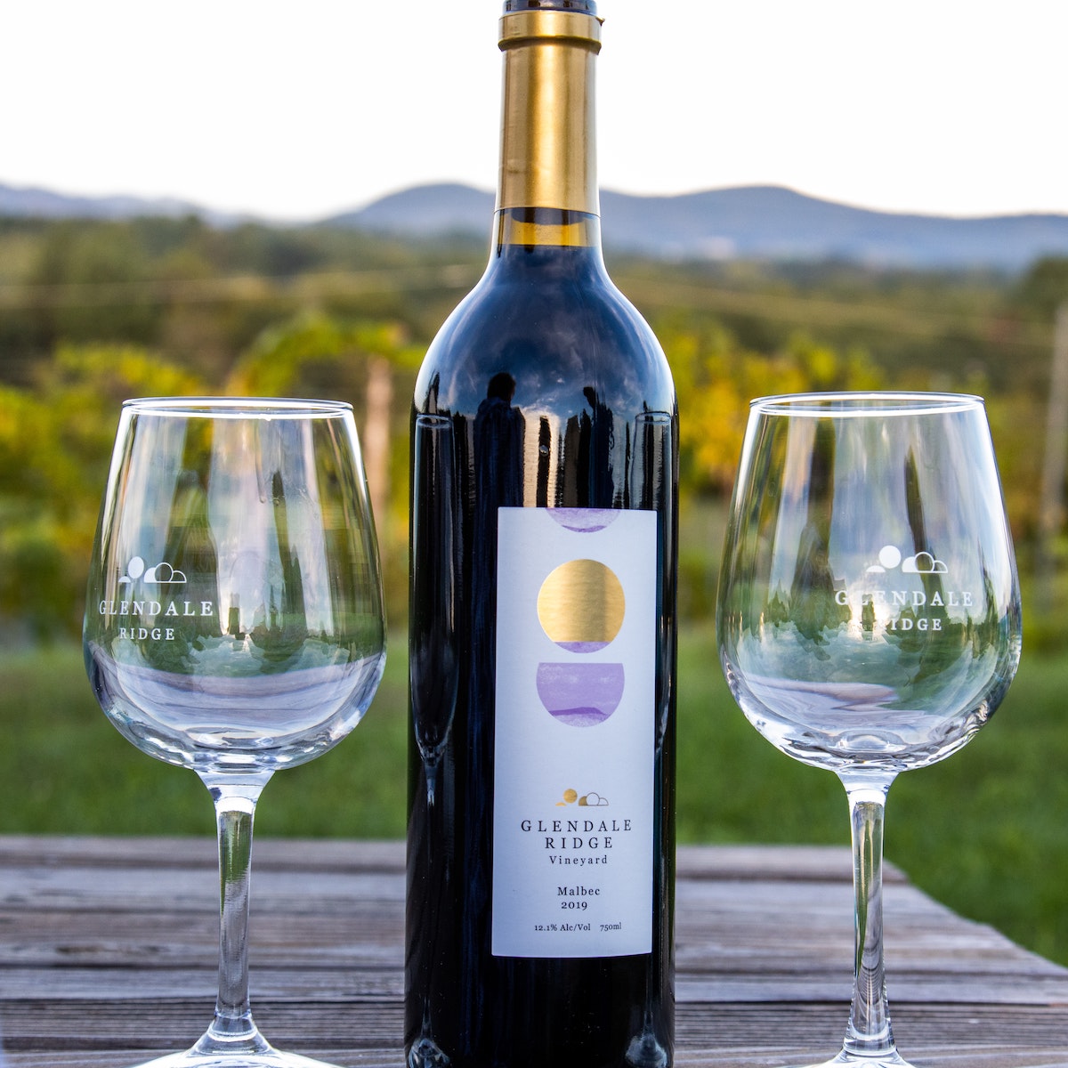 cerrar una botella de vino y dos copas de vino claro en Glendale Ridge Vineyards en Massachusetts