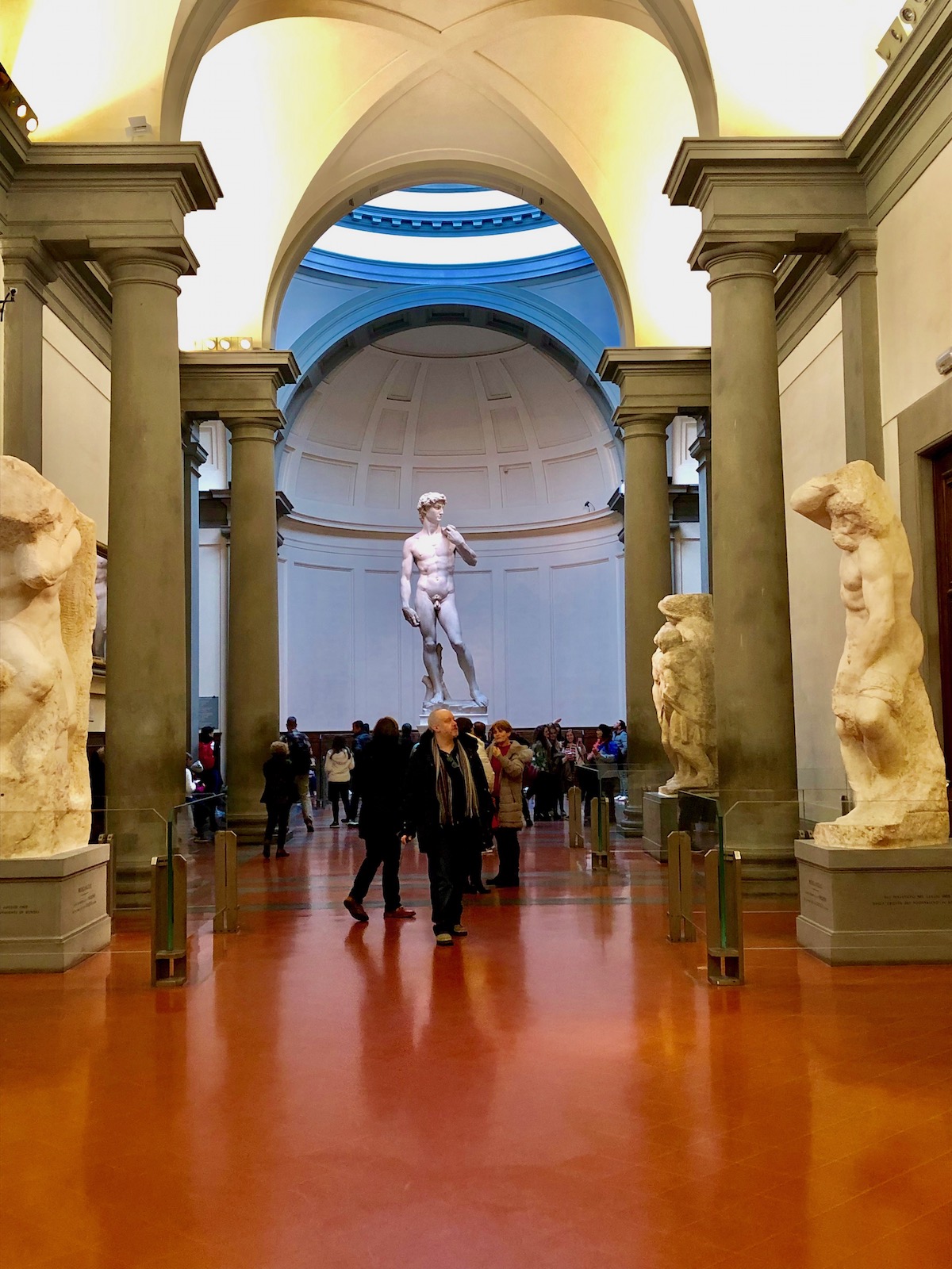 Hall que conduce a la estatua de David en el Museo de la Academia de Florencia
