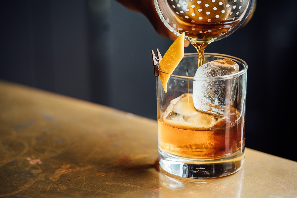 ¿Buscas dónde comer en el aeropuerto de Newark? Un buen lugar para hamburguesas y whisky es Proof Whisky Bar.