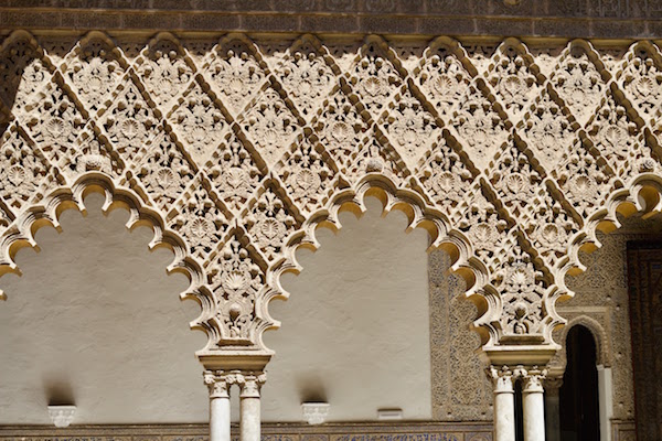 En esta guía para visitar el Alcázar de Sevilla destacamos las estancias y zonas más importantes del mítico palacio donde la historia cobra vida.