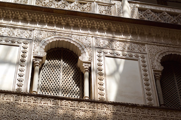 Aquí hay un dato divertido de nuestra guía para visitar el Alcázar de Sevilla: gran parte del palacio fue construido en estilo mudéjar, una combinación única de técnicas artísticas musulmanas y cristianas.