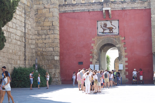 Uno de nuestros mejores consejos en nuestra guía para visitar el Alcázar de Sevilla: ¡compra las entradas online para evitar largas colas!