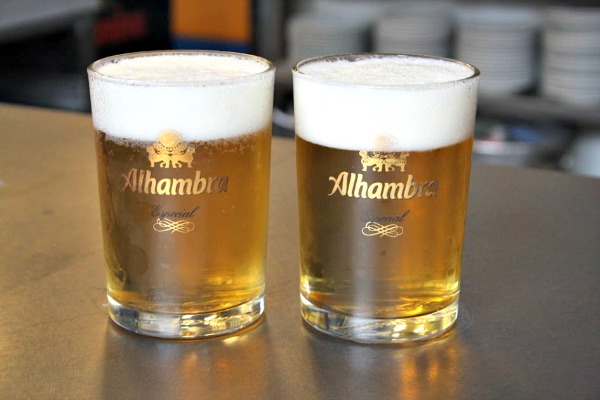 ¡Ven a Casa Julio, uno de los mejores bares de Granada, para disfrutar de mariscos frescos y cerveza helada!