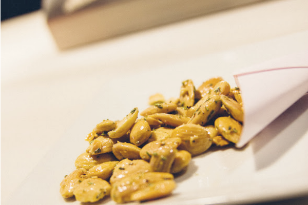 Una de las tapas más sencillas pero populares de Málaga: la almendra marcona frita.