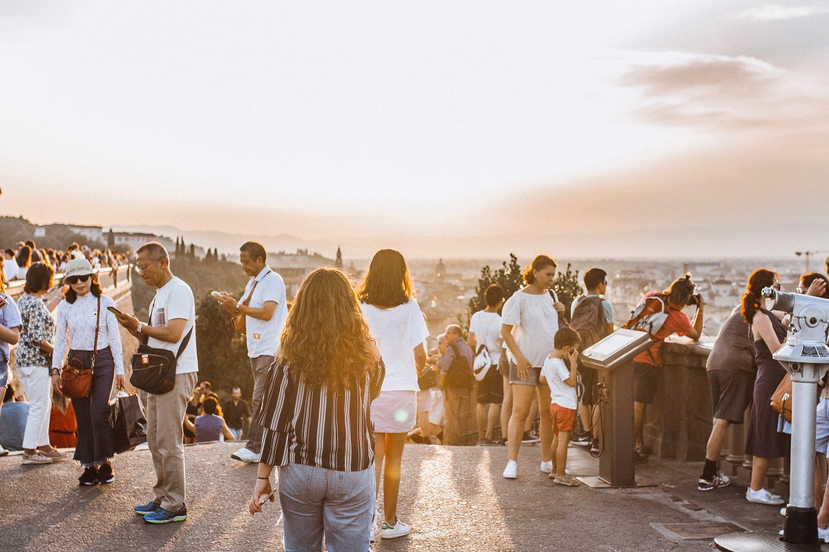 Los visitantes ven el horizonte de Florencia al anochecer desde Piazzale Michelangelo