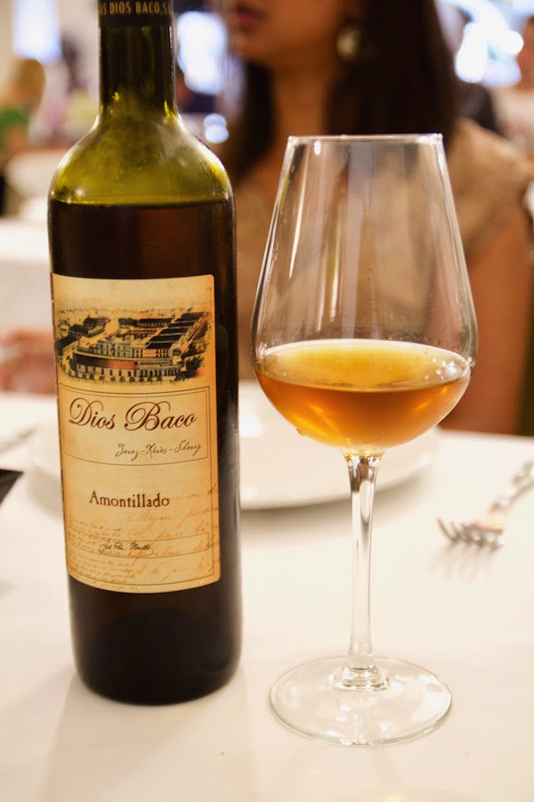 El amontillado es único entre los vinos de Jerez de Sevilla. ¡Sufre dos tipos de envejecimiento!