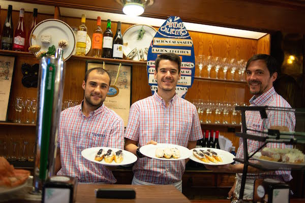 Txepetxa, uno de nuestros bares históricos favoritos en San Sebastián, hace muchas cosas bien, especialmente anchoas. ¡Creemos que te sorprenderás gratamente!