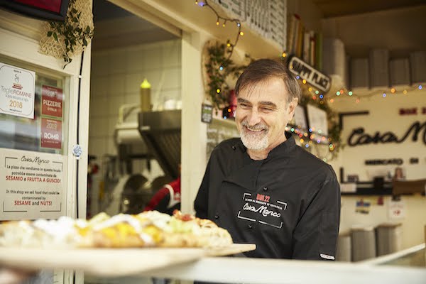 Andrea del puesto de pizza Casa Manco en el mercado de Testaccio en Roma
