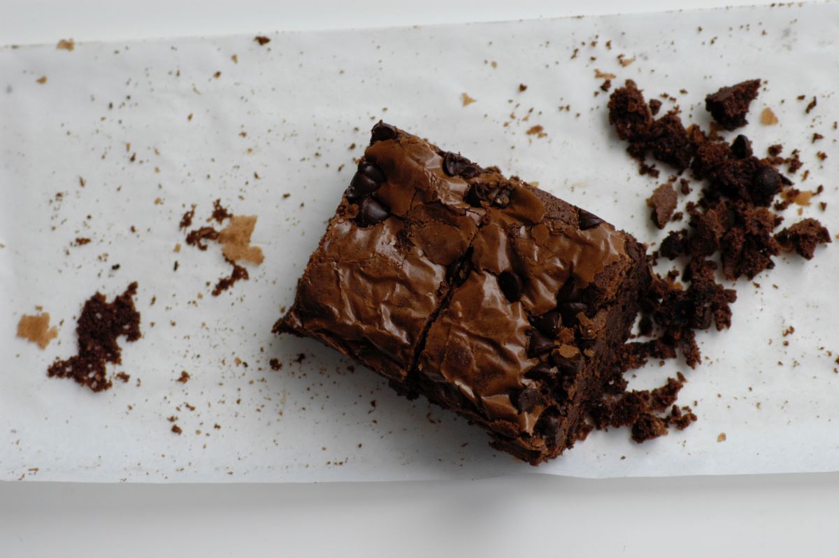brownies en una bandeja para hornear blanca
