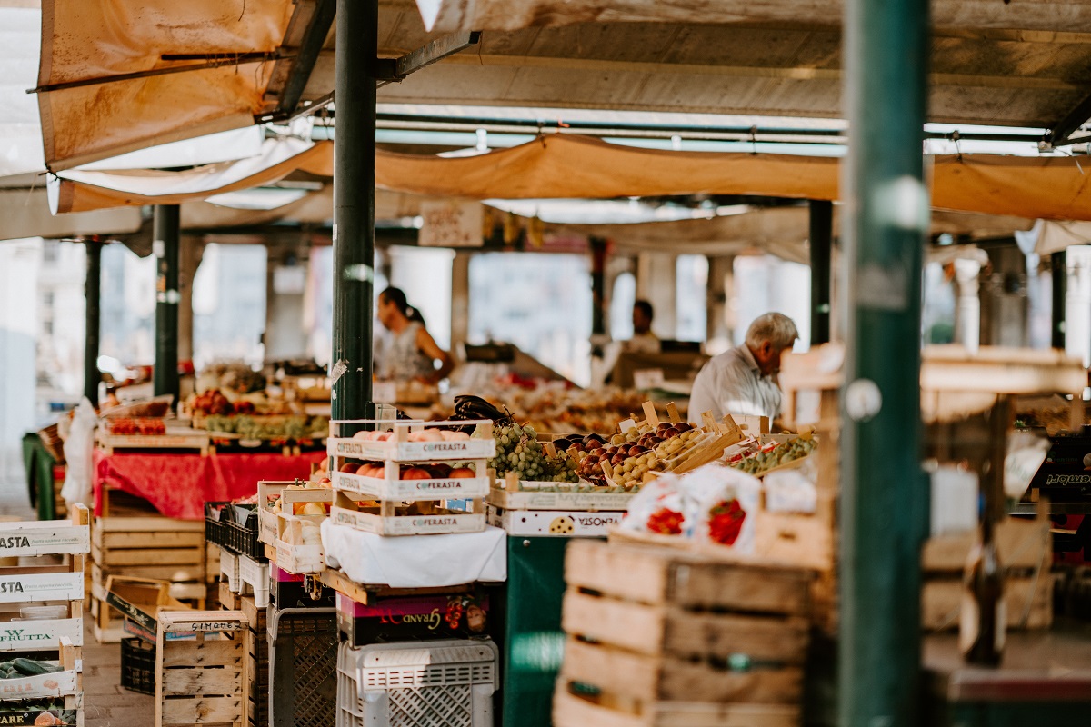 Mercado de alimentos veneciano con productos y cultivos cubiertos