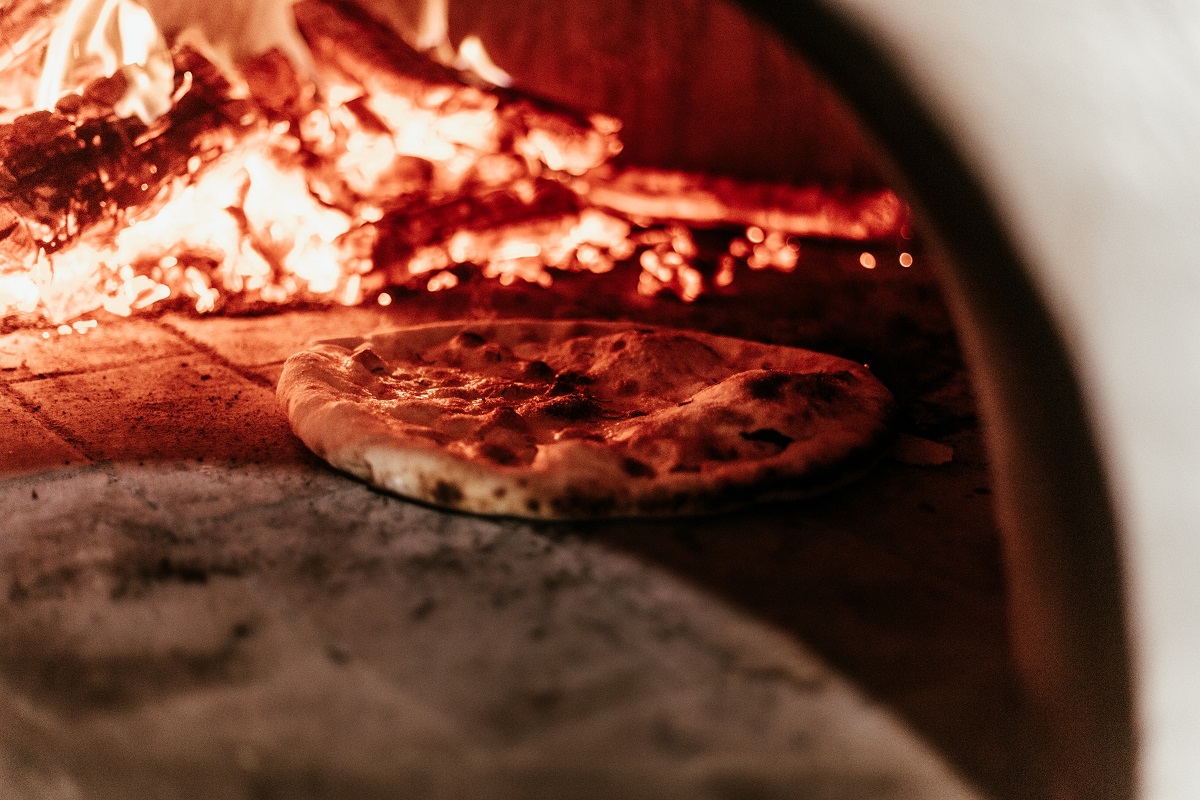 Hornear pizza en horno de leña para pizza