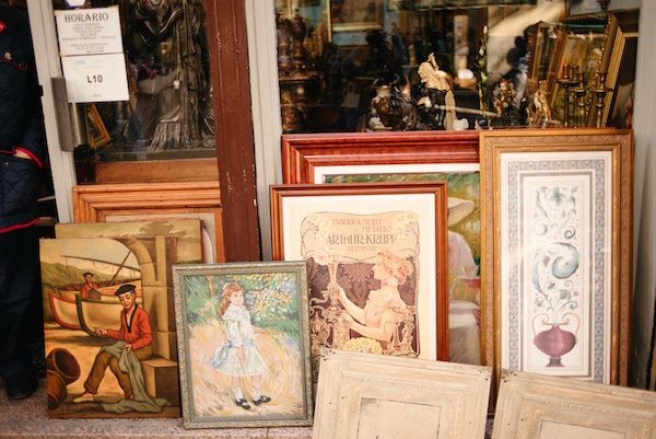 El Mercado Artesanal de la Bretxa es donde los artesanos locales exhiben y venden su arduo trabajo. ¡Es una de nuestras cosas favoritas para hacer en San Sebastián un domingo!