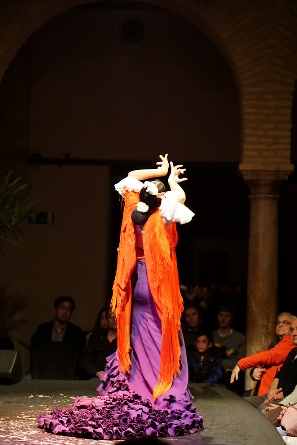 Para el auténtico flamenco en Sevilla, busca lugares pequeños, no grandes teatros, donde puedas sentarte junto al público en esta foto.