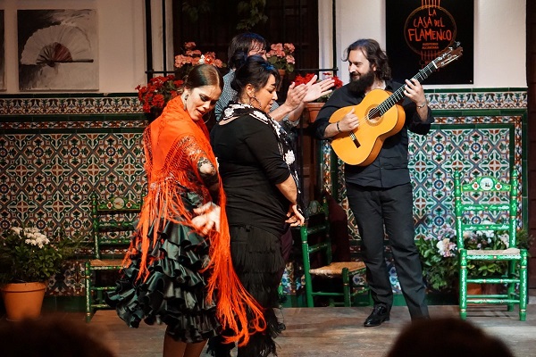 Una de las claves de un auténtico espectáculo flamenco en Sevilla es la sencillez. No quieres que nada reste valor a la actuación.