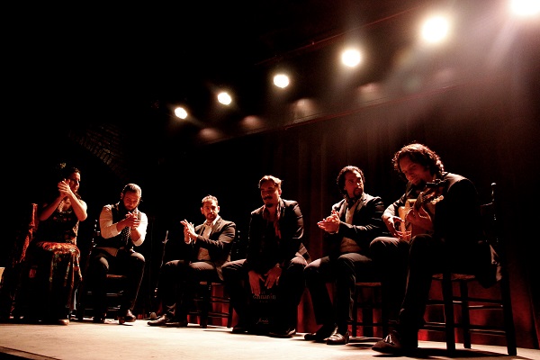 ¡Es importante entender que los auténticos espectáculos de flamenco en Sevilla no se tratan solo de bailar! El cante es el corazón del flamenco, y la guitarra también es fundamental.