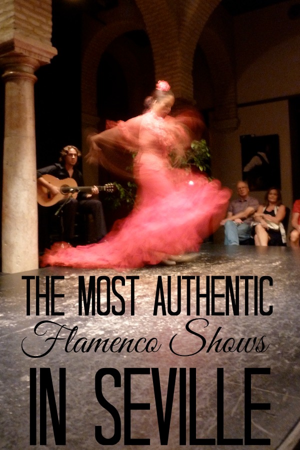 Sevilla es una ciudad que vive y respira flamenco. Con una tradición que se remonta a siglos atrás, no hay mejor ciudad para ver el flamenco en estado puro. Por eso, debes asegurarte de que una actuación de baile, cante y guitarra esté en tu lista de cosas que hacer en España. ¡Estos auténticos espectáculos de flamenco en Sevilla harán que tu experiencia flamenca sea verdaderamente inolvidable! #flamenco #spain #turismo #travel #vacationideas #travelideas #travel
