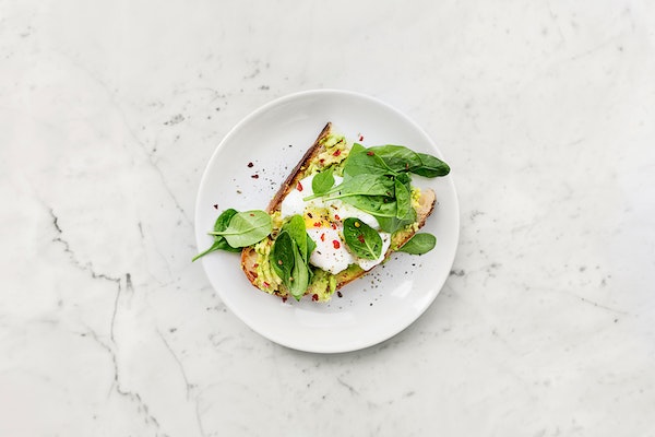 Tostada de aguacate con huevo