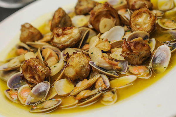 Este es un plato interesante de huevas, alcachofas y jamón, y es una de las mejores tapas gourmet de Sevilla.