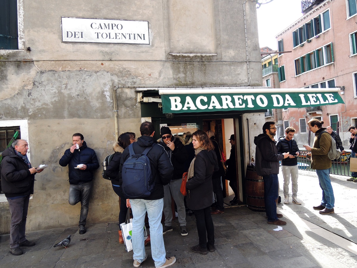 Bacareto da Lele es una excelente opción para llevar para disfrutar de cicchetti al aire libre.