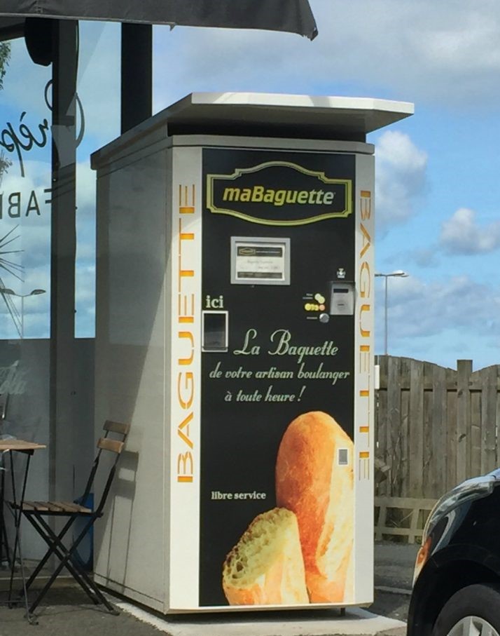 Máquina expendedora de baguettes francesas en París. 