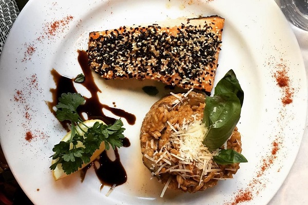 Stasha es un gran lugar para probar mariscos en Bairro Alto. ¡Nuestro plato favorito es el salmón con risotto de champiñones!