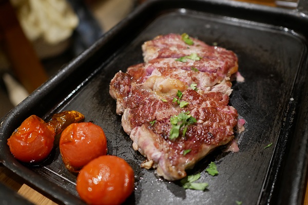Tapa Bucho es uno de los mejores restaurantes de Bairro Alto para probar tapas y petiscos, ¡como el pica-pau que se muestra aquí!