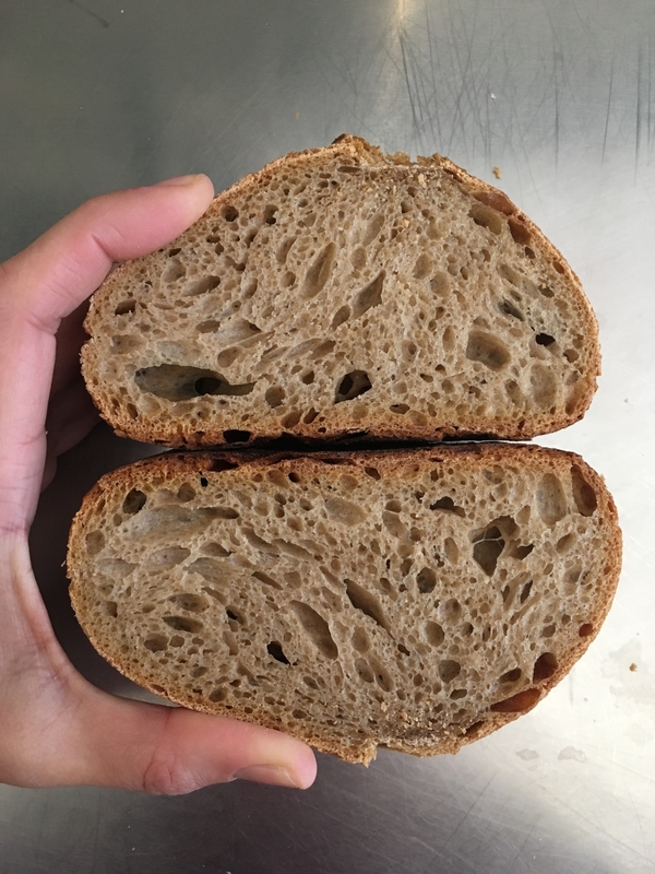 Micro Padaria es una de nuestras panaderías favoritas de Lisboa para el pan artesanal de fermentación lenta.