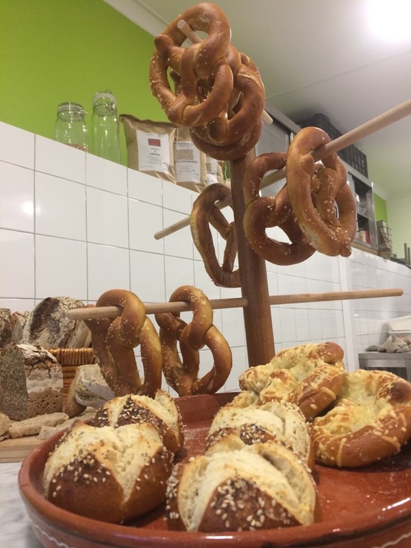 Pão com Calma es una de nuestras panaderías favoritas en Lisboa para pretzels recién horneados.