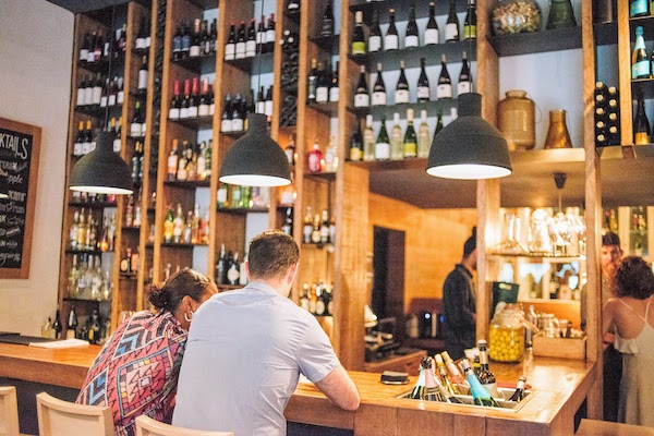 Interior de la enoteca ElDiset en Barcelona