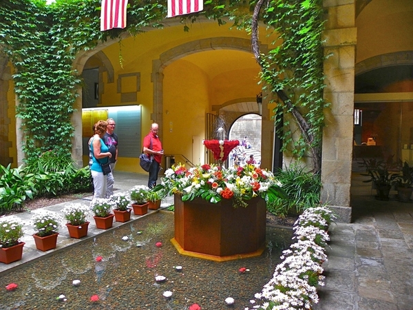 El "huevo danzante" es una de las cosas más singulares que ver en Barcelona en junio. Compruébalo durante la festividad del Corpus Christi.