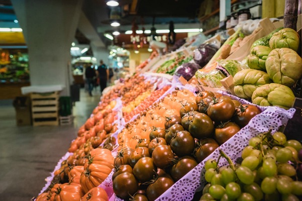 Nuestro Tour Sabor y Tradiciones es uno de los mejores tours gastronómicos para niños de Barcelona. ¡Se divertirán mucho visitando el mercado!