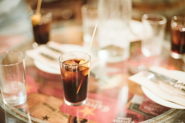 Disfruta de una copa de vermut en La PIcatería, uno de nuestros bares de tapas favoritos en Granada.
