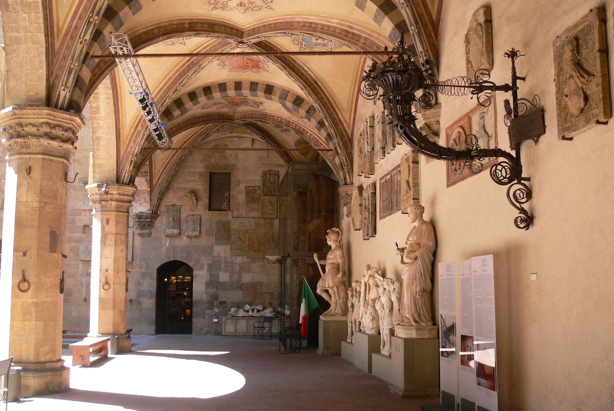 Patio interior del Museo Bargello en Florencia con techos altos y estatuas de mármol