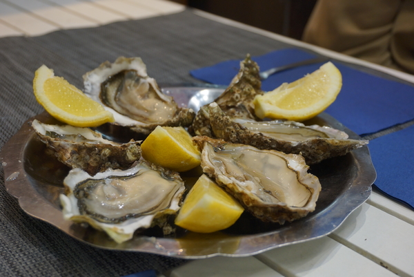 Wepler no solo es uno de los restaurantes imperdibles de Batignolles, sino que también sirve algunas de las mejores ostras de París.