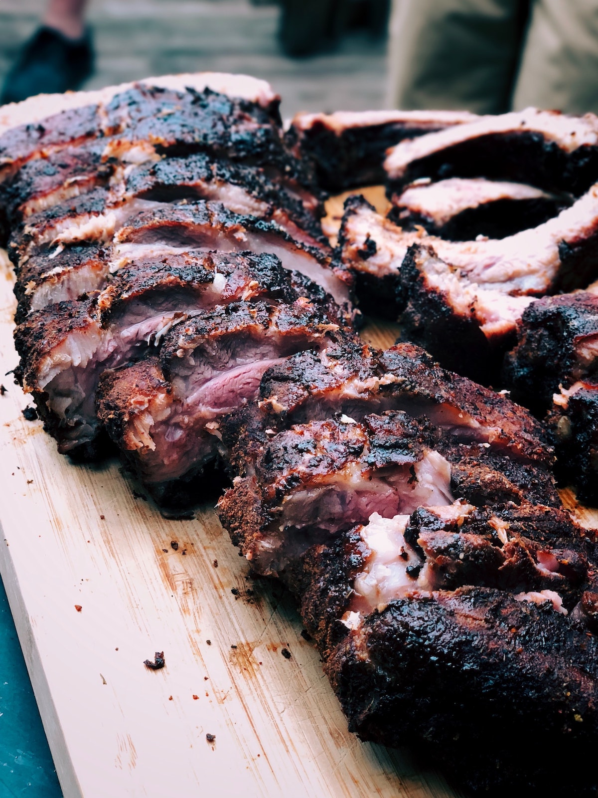 Costillas asadas servidas en una tabla de madera