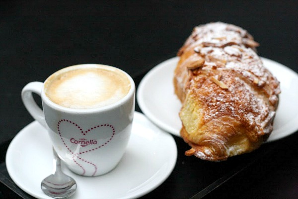 Este galardonado croissant de mascarpone es una de las opciones vegetarianas disponibles en nuestro tour de comida vegetariana en Barcelona.