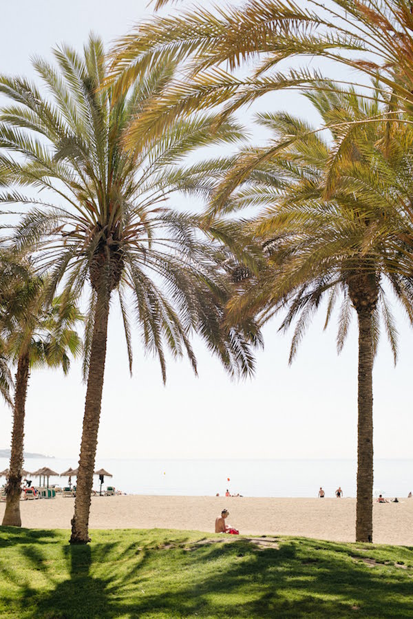 ¡Viajar solo por España significa salirse de los caminos trillados! En Barcelona, ​​sáltate la playa de la Barceloneta y un destino costero más tranquilo.