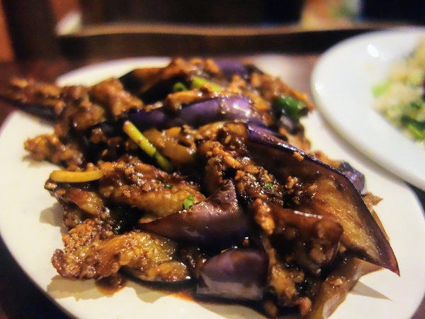 WenZhou es uno de los mejores restaurantes de Belleville que sirve auténtica comida china, como estas berenjenas salteadas.