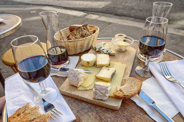 La Cave de Belleville es uno de los mejores restaurantes de Belleville para los amantes del vino (y del queso).