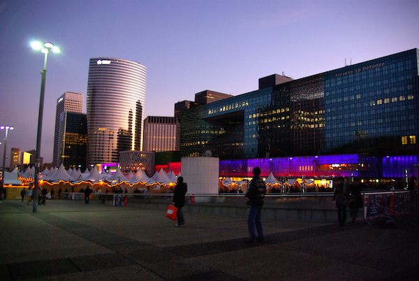 Uno de los mejores mercados navideños de París en La Defense.