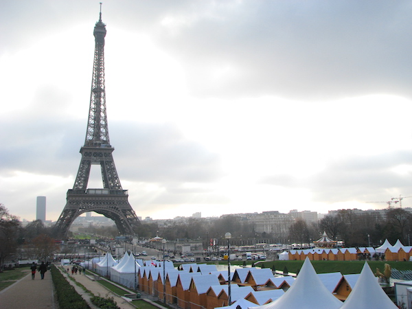 Uno de los mejores mercados navideños de París en el Campo de Marte frente a la Torre Eiffel