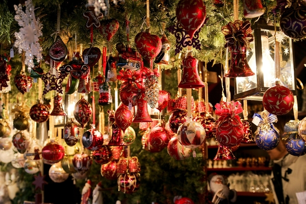 Decoraciones en un puesto del mercado navideño